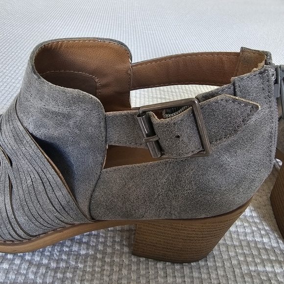 Maurices Gray ankle boots side buckle Size 8 - Picture 9 of 10